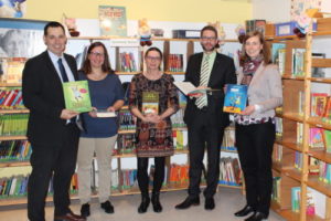 Landrat Stolz besucht Evangelische Schulbücherei: 850 EURO für neue Bücher