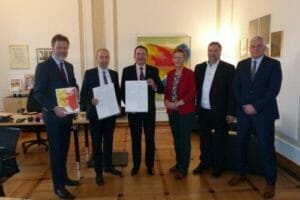 Kultusminister Lorz nimmt Hanauer Erklärung entgegen