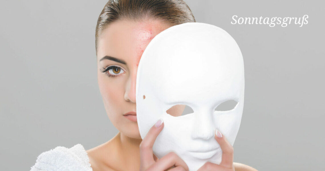 Eine Person sieht hinter einer schräg vor das Gesicht gehaltenen, weißen Maske hervor.