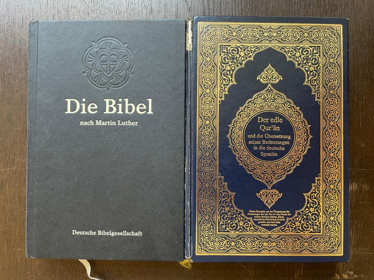 Eine Bibel und ein Koran nebeneinander