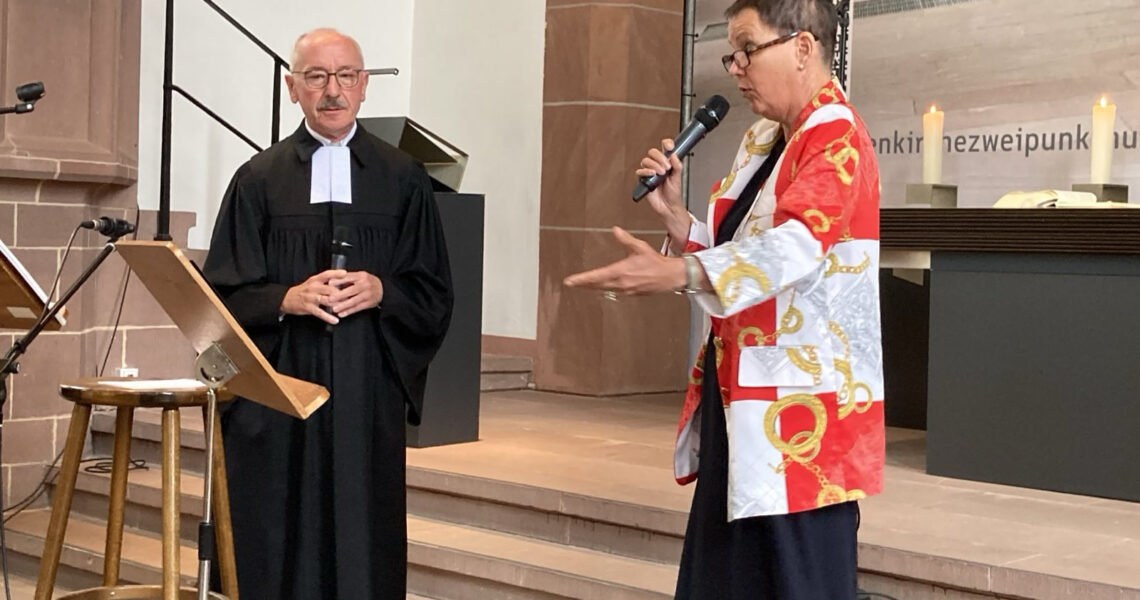 Pfarrer Rühl und Kabarettistin Hoffmann-Mumme mit Mikrofon