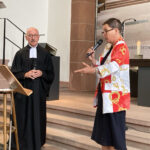 Pfarrer Rühl und Kabarettistin Hoffmann-Mumme mit Mikrofon