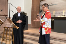 Pfarrer Rühl und Kabarettistin Hoffmann-Mumme mit Mikrofon