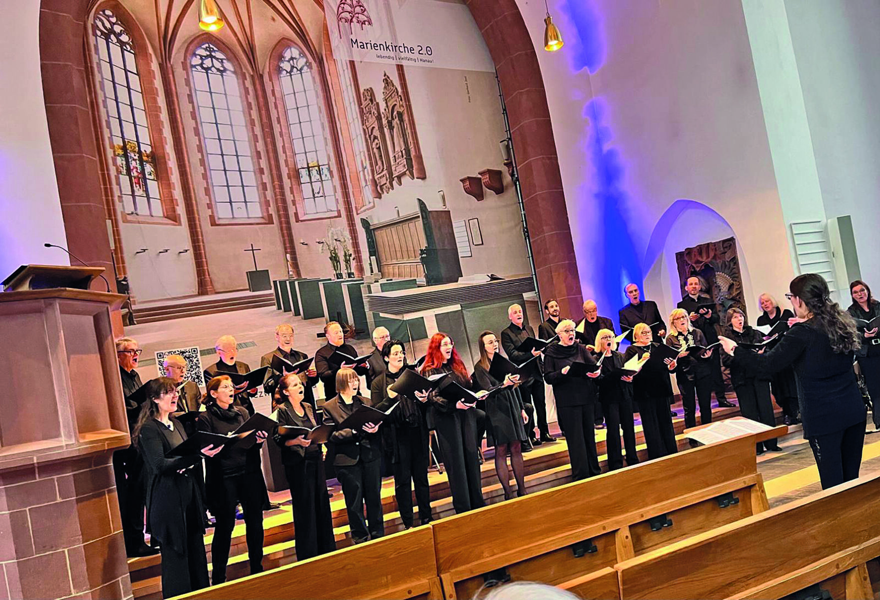 Die Musiker und Musikerinnen des Kammerchors in der Marienkirche Hanau.