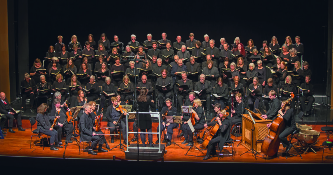 Bild der Sängerinnen und Sänger der Hanauer Kantorei bei einem Auftritt.