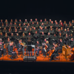 Bild der Sängerinnen und Sänger der Hanauer Kantorei bei einem Auftritt.