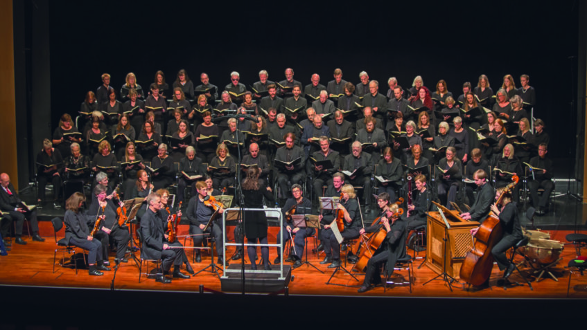 Bild der Sängerinnen und Sänger der Hanauer Kantorei bei einem Auftritt.
