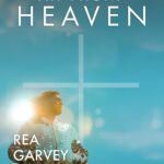 Sänger Rea Garvey vor einem blauen Hintergrund, die Sonne im Rücken, blickt in Richtung eines Kreuzes