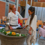 Pfarrerin Zahn mit einer Frau am Taufbecken