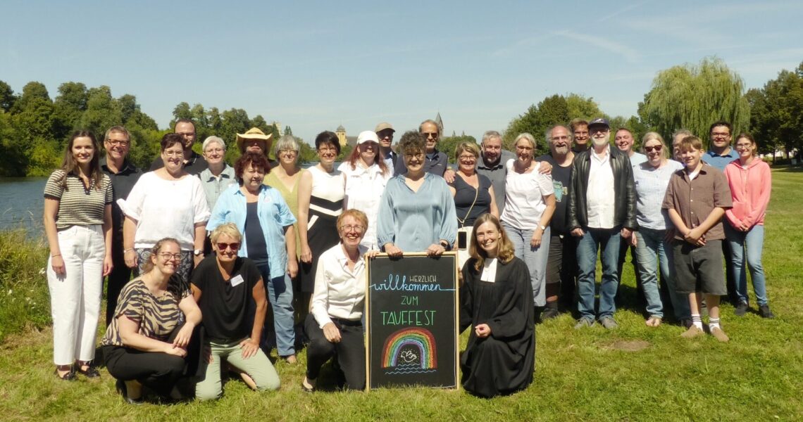 Gruppenbild der Mitwirkenden des Tauffests 2025 am Main
