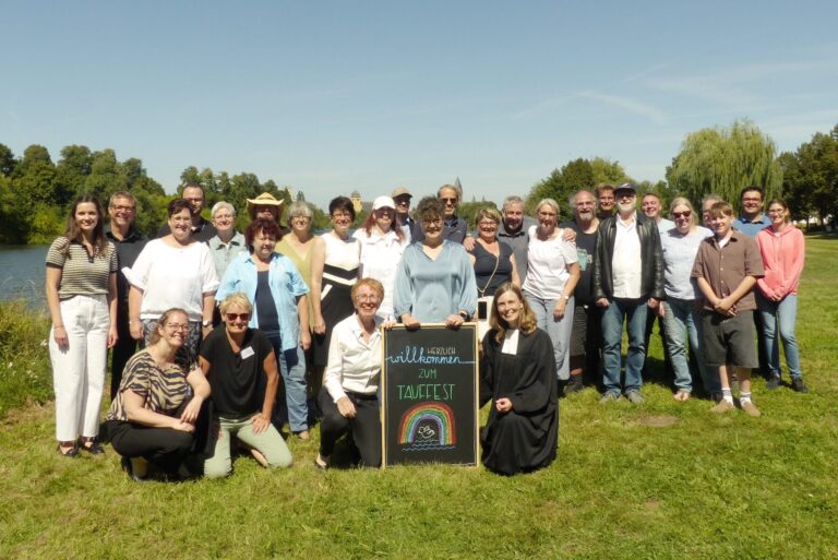 Gruppenbild der Mitwirkenden des Tauffests 2025 am Main