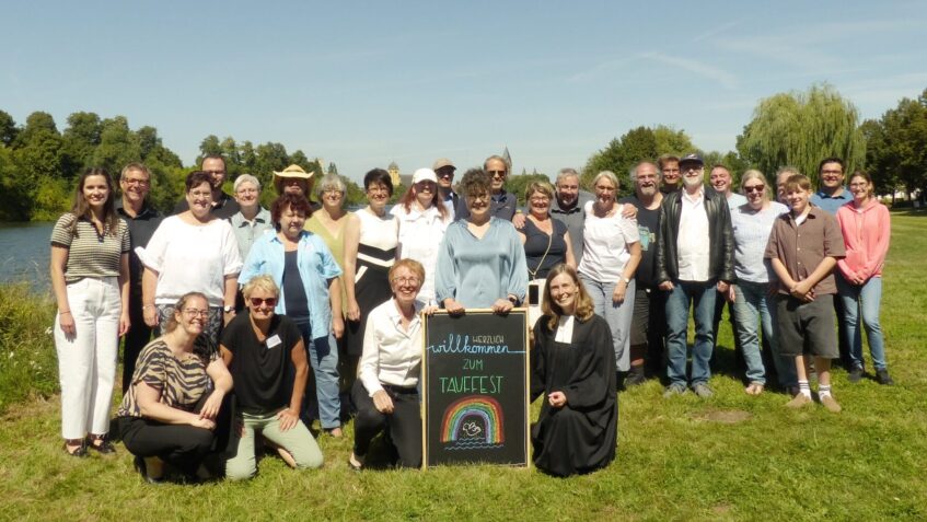 Gruppenbild der Mitwirkenden des Tauffests 2025 am Main