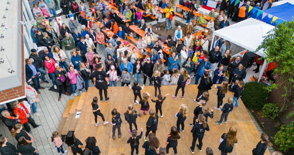 Blick von oben auf Bühne und Publikum beim Septemberfest 2024
