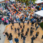 Blick von oben auf Bühne und Publikum beim Septemberfest 2024