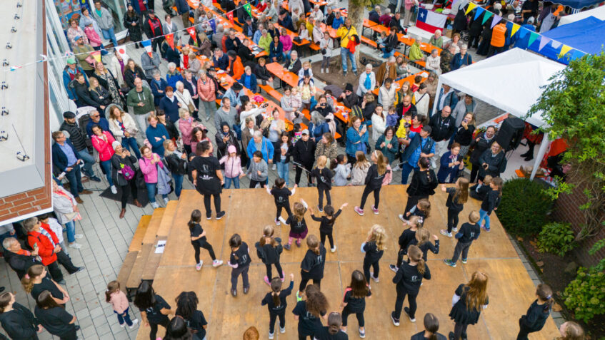Blick von oben auf Bühne und Publikum beim Septemberfest 2024