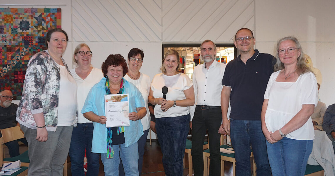 Die Ehrenamtlichen des "Bei Gustav"-Teams zusammen mit der Jury des Grünstiftpreises