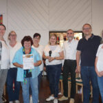 Die Ehrenamtlichen des "Bei Gustav"-Teams zusammen mit der Jury des Grünstiftpreises