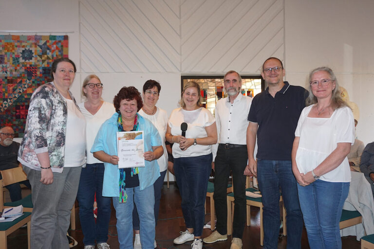 Die Ehrenamtlichen des "Bei Gustav"-Teams zusammen mit der Jury des Grünstiftpreises