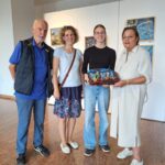 Gruppenfoto von Manfred Frühwacht, Lehrerin Juliane Carriero, Schülerin Ellen Atzler und Gornelia Gasche mit der gestifteten Schiefer
