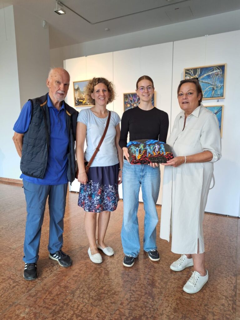 Gruppenfoto von Manfred Frühwacht, Lehrerin Juliane Carriero, Schülerin Ellen Atzler und Gornelia Gasche mit der gestifteten Schiefer