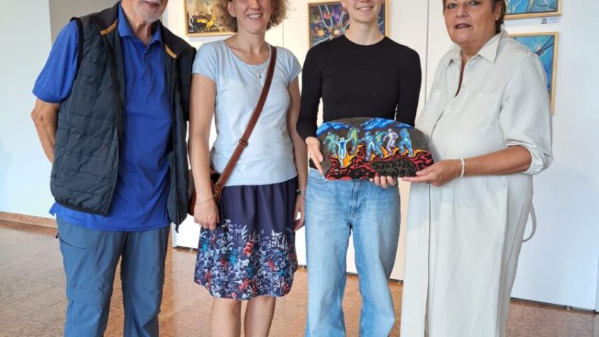 Gruppenfoto von Manfred Frühwacht, Lehrerin Juliane Carriero, Schülerin Ellen Atzler und Gornelia Gasche mit der gestifteten Schiefer