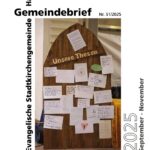 Die Titelseite des Gemeindebriefs zeigt ein Foto mit einer Holztür, an die Gemeindemitglieder zum Reformationstag eigene Thesen angeschlagen haben