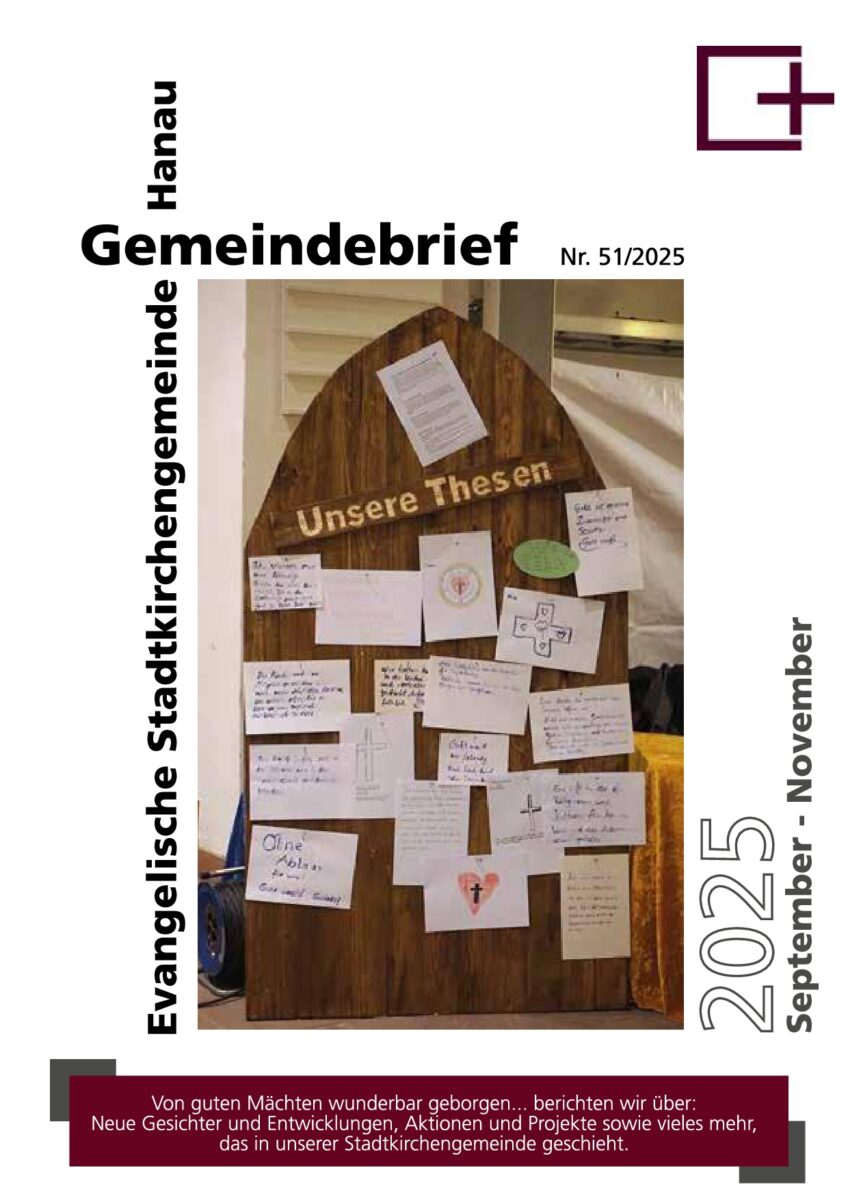 Die Titelseite des Gemeindebriefs zeigt ein Foto mit einer Holztür, an die Gemeindemitglieder zum Reformationstag eigene Thesen angeschlagen haben