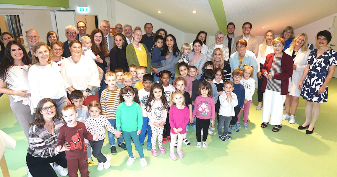 Gruppenfoto aller Anwesenden im neuen Bewegungsraum der Kita