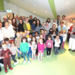 Gruppenfoto aller Anwesenden im neuen Bewegungsraum der Kita