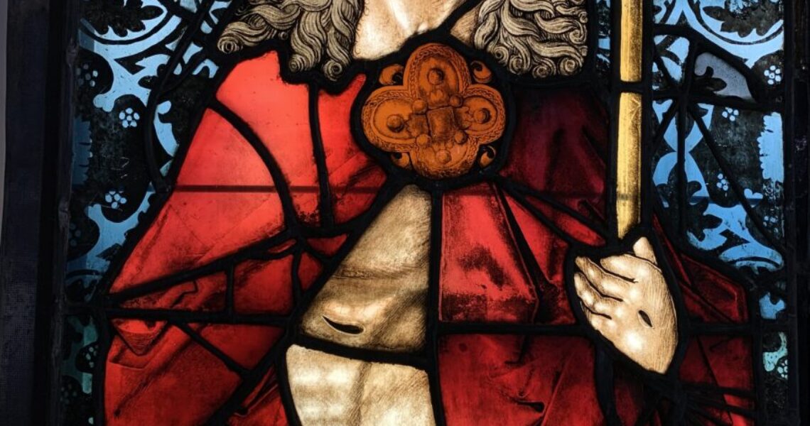 Bild des historischen Kirchenfensters mit der Abbildung des auferstandenen Christus
