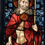 Bild des historischen Kirchenfensters mit der Abbildung des auferstandenen Christus