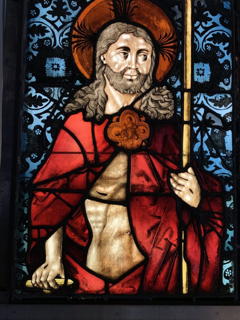 Bild des historischen Kirchenfensters mit der Abbildung des auferstandenen Christus