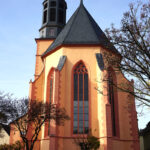 Bild der Marienkirche im Herbst bei Sonnenschein