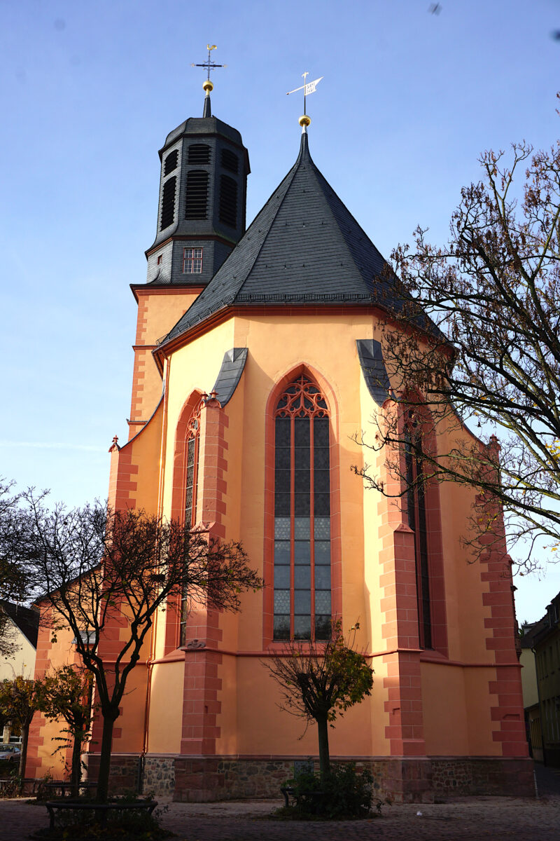 Bild der Marienkirche im Herbst bei Sonnenschein
