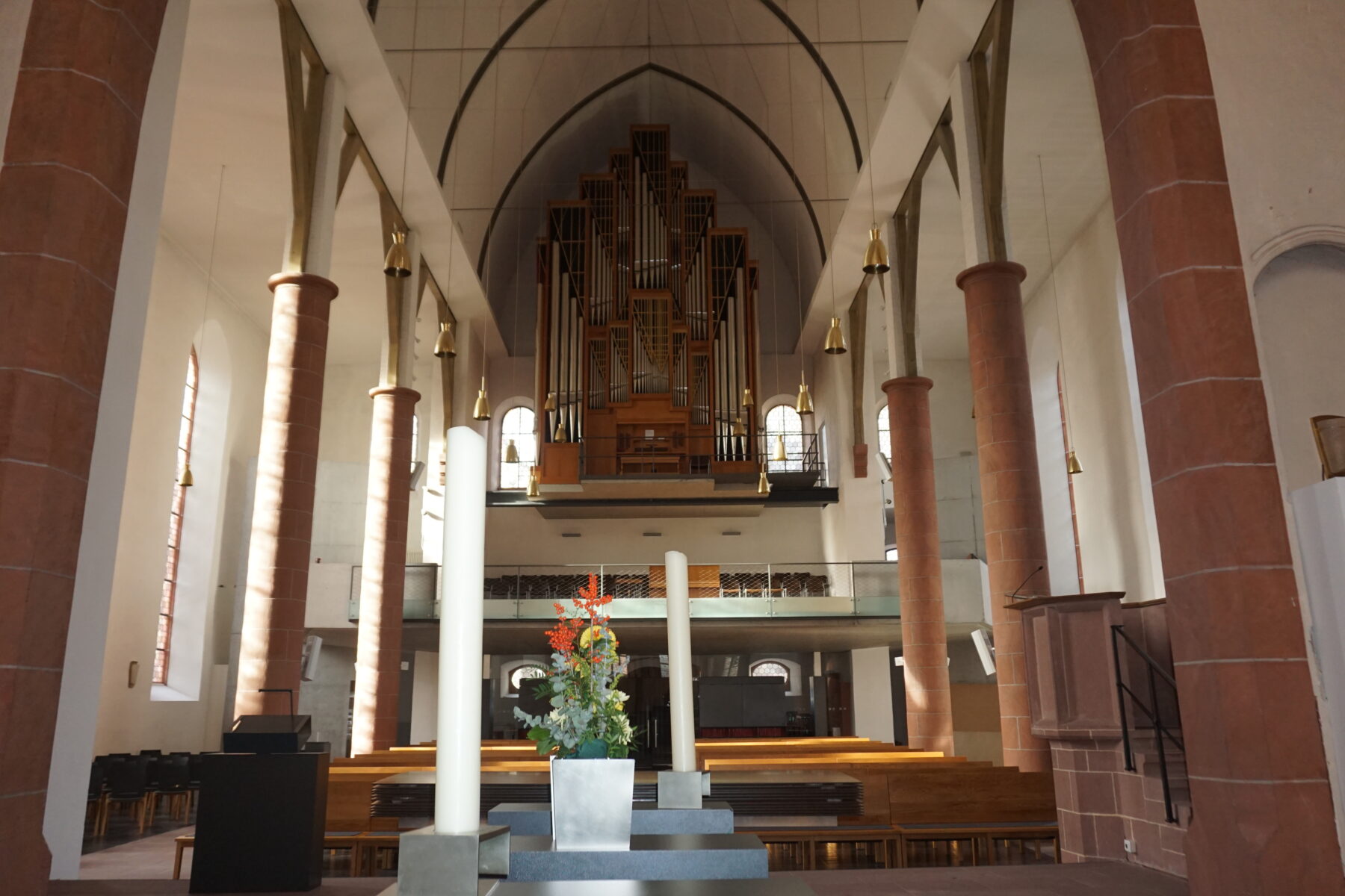 Blick über den Innenraum der Marienkirche zur Orgel