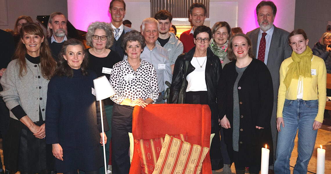 Das Team der SONNTAGS:ZEIT mit der Jury und dem Dekan hinter dem SONNTAGS:ZEIT-Sessel