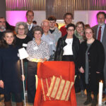 Das Team der SONNTAGS:ZEIT mit der Jury und dem Dekan hinter dem SONNTAGS:ZEIT-Sessel