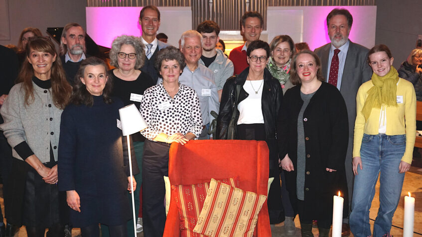 Das Team der SONNTAGS:ZEIT mit der Jury und dem Dekan hinter dem SONNTAGS:ZEIT-Sessel