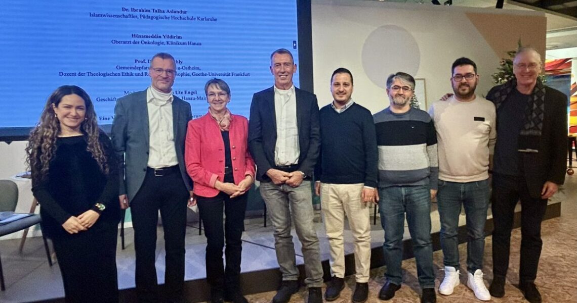 Die Teilnehmer und Organisatoren der Podiumsdiskussion zur Ausstellung Körperwelten in Hanau