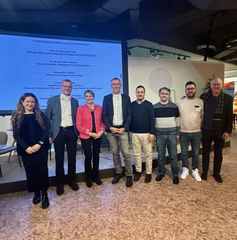 Die Teilnehmer und Organisatoren der Podiumsdiskussion zur Ausstellung Körperwelten in Hanau