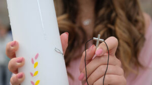 Konfirmandin nach dem Gottesdienst mit Kreuz, Kerze und Atemschutzmaske - Konfirmation in der Markuskirche Kassel am 30.8.20. Am 30.8.2020 konfirmierte Pfarrerin Petra Fuhrhans im ersten von zwei aufgrund der Corona-Pandemie getrennten Gottesdienste 5 Konfirmand*innen.