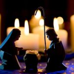 Krippenszene vor Kerzen