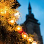 Weihnachtliche Lichter vor einer Kirche