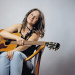 Bild der Sängerin mit ihrer Gitarre