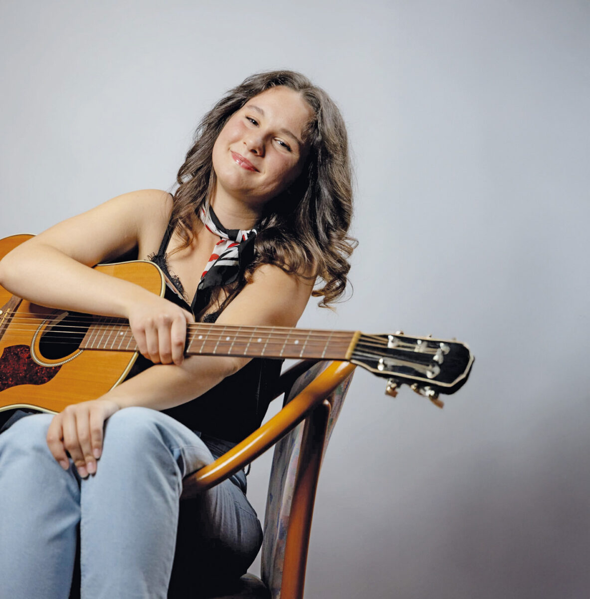 Bild der Sängerin mit ihrer Gitarre