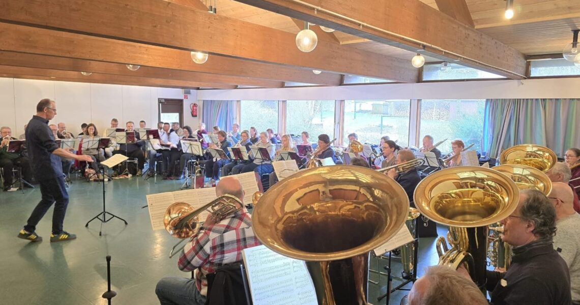Dieter Wendel steht vor den Teilnehmenden des Workshops und dirigiert diese