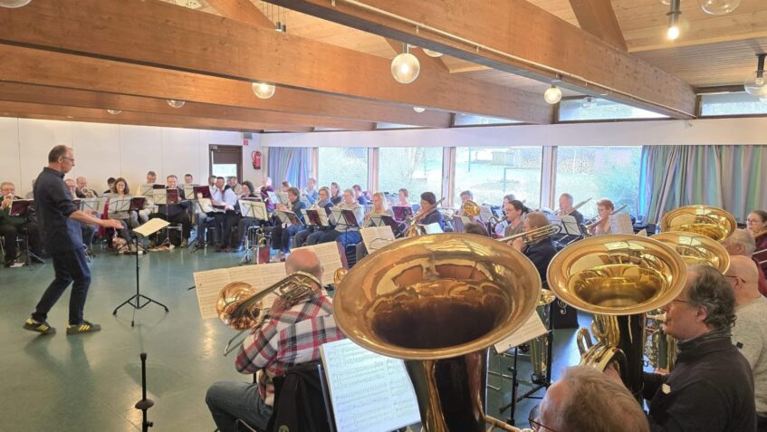 Dieter Wendel steht vor den Teilnehmenden des Workshops und dirigiert diese