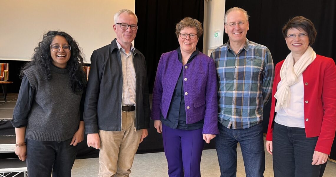 Gruppenfoto des Pfarrteams der Stadtkirchengemeinde gemeinsam mit Bischöfin Dr. Beate Hofmann in der Alten Johanneskirche