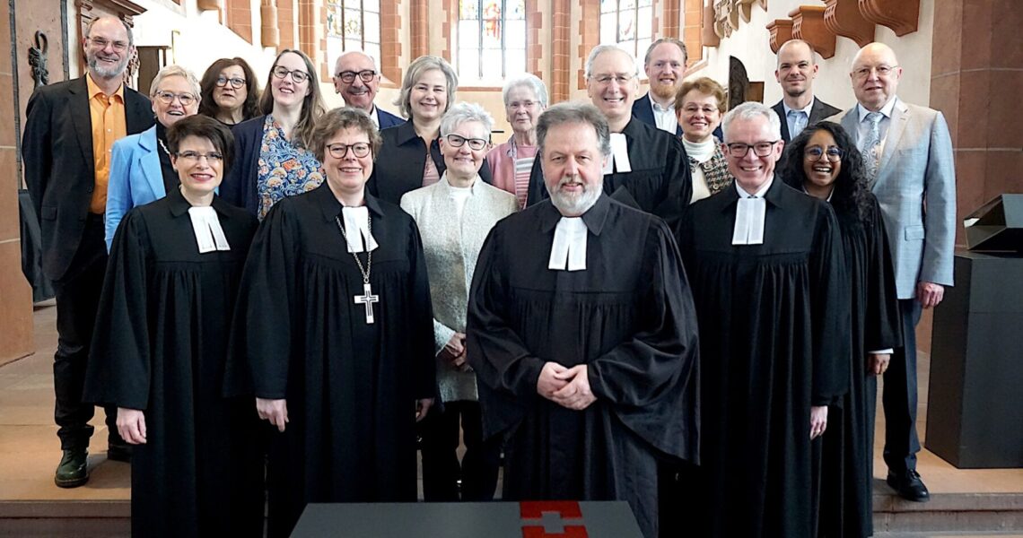 Gruppenfoto mit Bischöfin, Dekan, Pfarrteams sowie Mitgliedern von Kirchenvorstand und Förderkreisvorstand