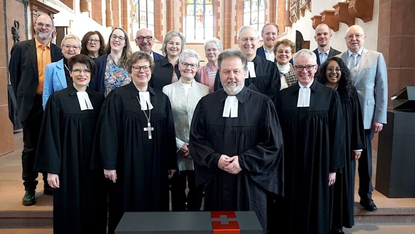 Gruppenfoto mit Bischöfin, Dekan, Pfarrteams sowie Mitgliedern von Kirchenvorstand und Förderkreisvorstand